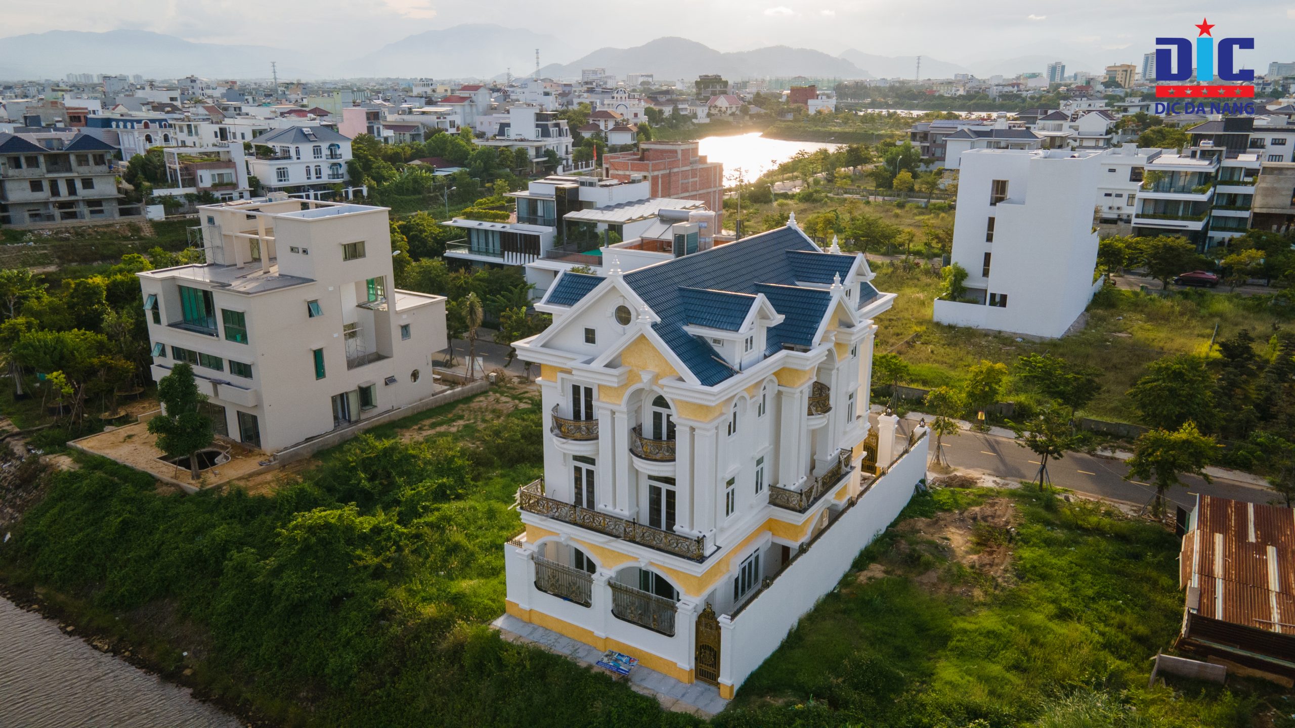 nên lợp ngói phẳng hay ngói sóng